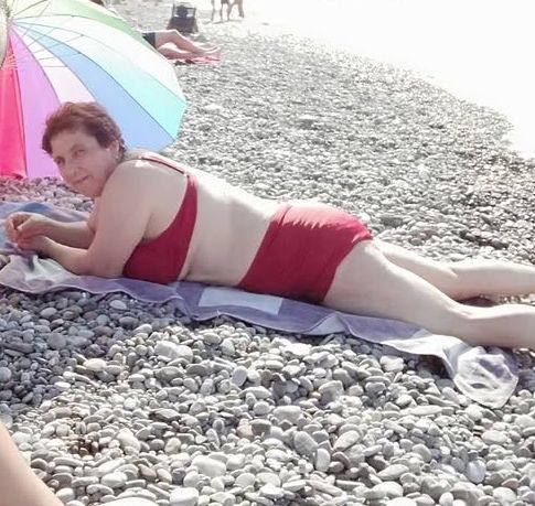 Nonna in calore cerca giovane amante per l'estate