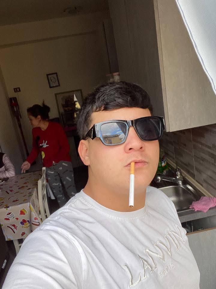 Ragazzo gay passivo cerca uomini che gli sfondano il culetto, contattatemi anche su tg utentesconosciuto1317