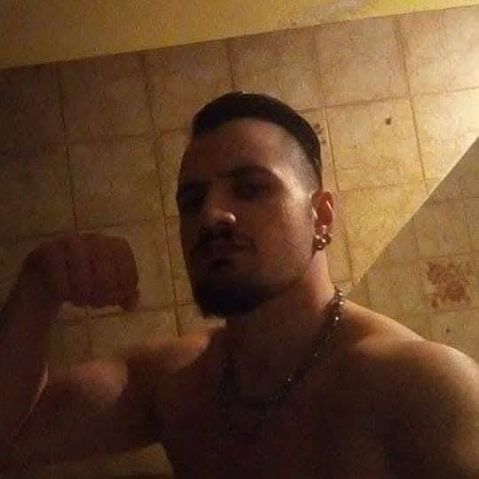 Ragazzo gay passivo cerca uomo dotato e muscoloso , contattatemi anche su telegram alla username Johntaller