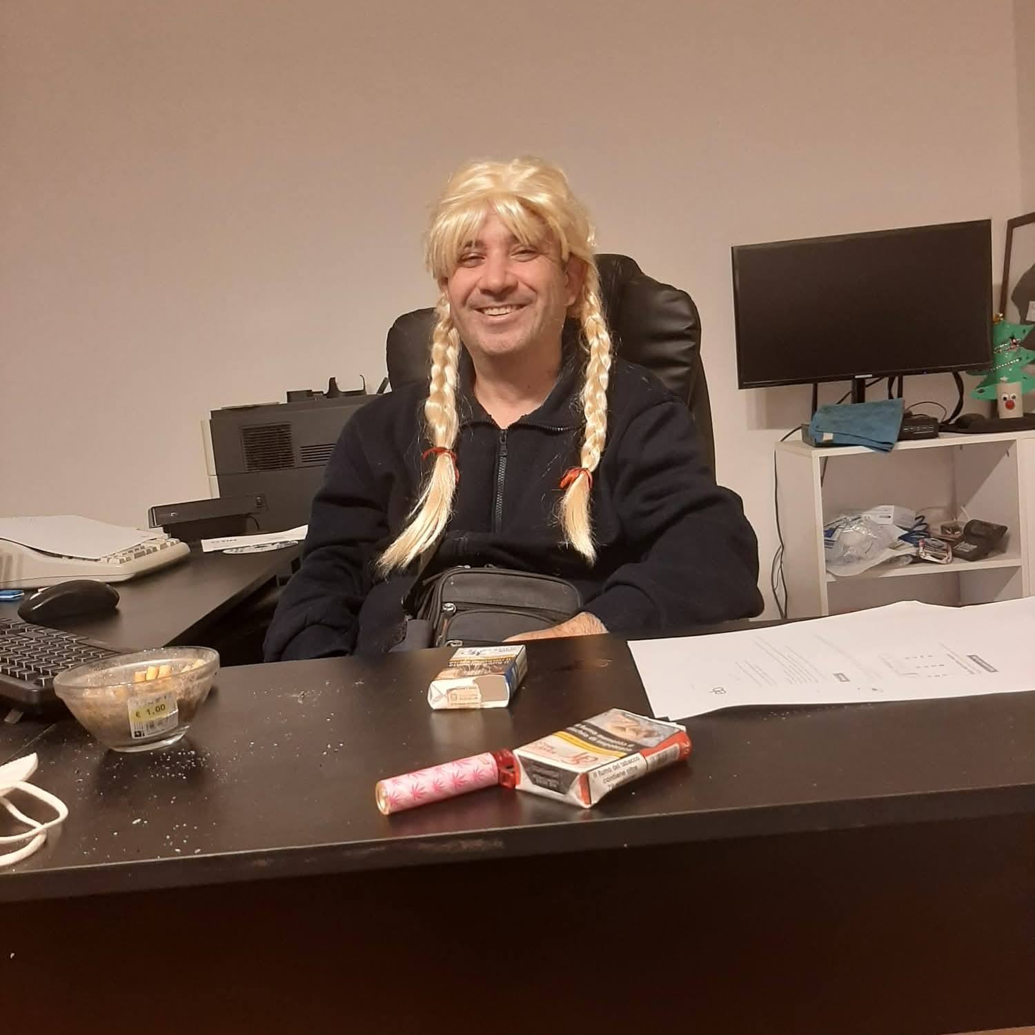 Sono Gianpaolo Tanti, mi piace travestirmi donna per essere la tua cagna, scrivetemi in tanti