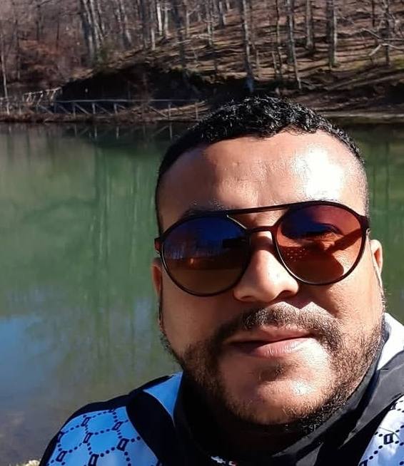 Ciao sono Bruno Lovisi uomo gay passivo, scrivetemi in tanti voglio essere penetrato forte 