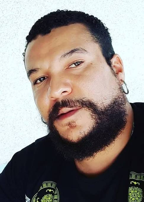 Ciao sono Bruno Lovisi uomo gay passivo, scrivetemi in tanti voglio essere penetrano forte