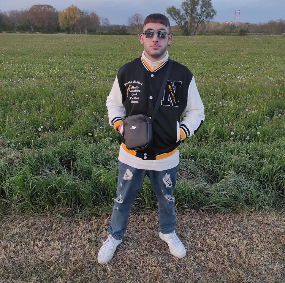 Ragazzo gay passivo, adoro essere violentato fortemente. Scrivetemi su telegram Sconosciuto031