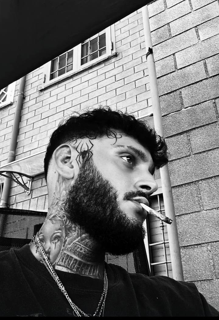 Sono un ragazzo gay romano in cerca di uomini dotati e palestrati . Scrivetemi su instagram _leonardoo__7 o telegram sosagang999