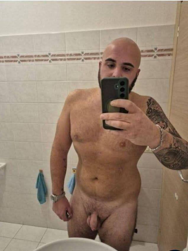 Cerco amante dotato, scrivetemi anche su telegram officialbox90. Venite a suonare a casa in via Dei campi 12, Pistoia