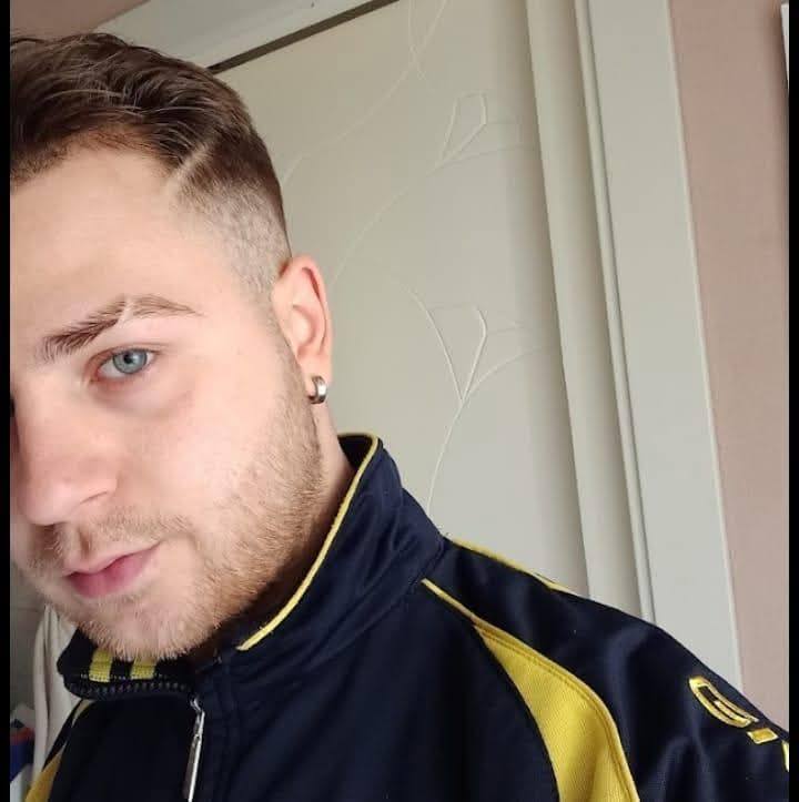 Voglio uomini che me lo mettono tutto nel culo, mi piace essere sborrato in faccia