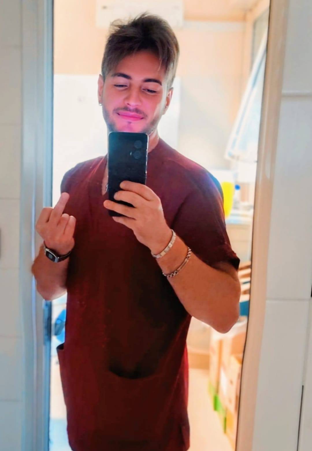 Sono un ragazzo infermiere gay, scrivetemi in tanti