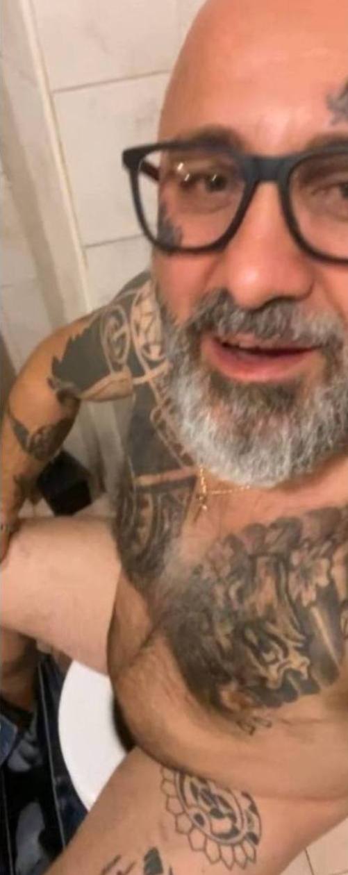 Mi chiamo Bernardo Barra abito in via Carlo Maratta 3 Milano e cerco uomini che m'inculano a sangue