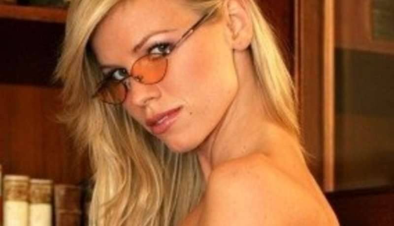 MILF AL TELEFONO EROTICO: SEDUZIONE SENZA LIMITI