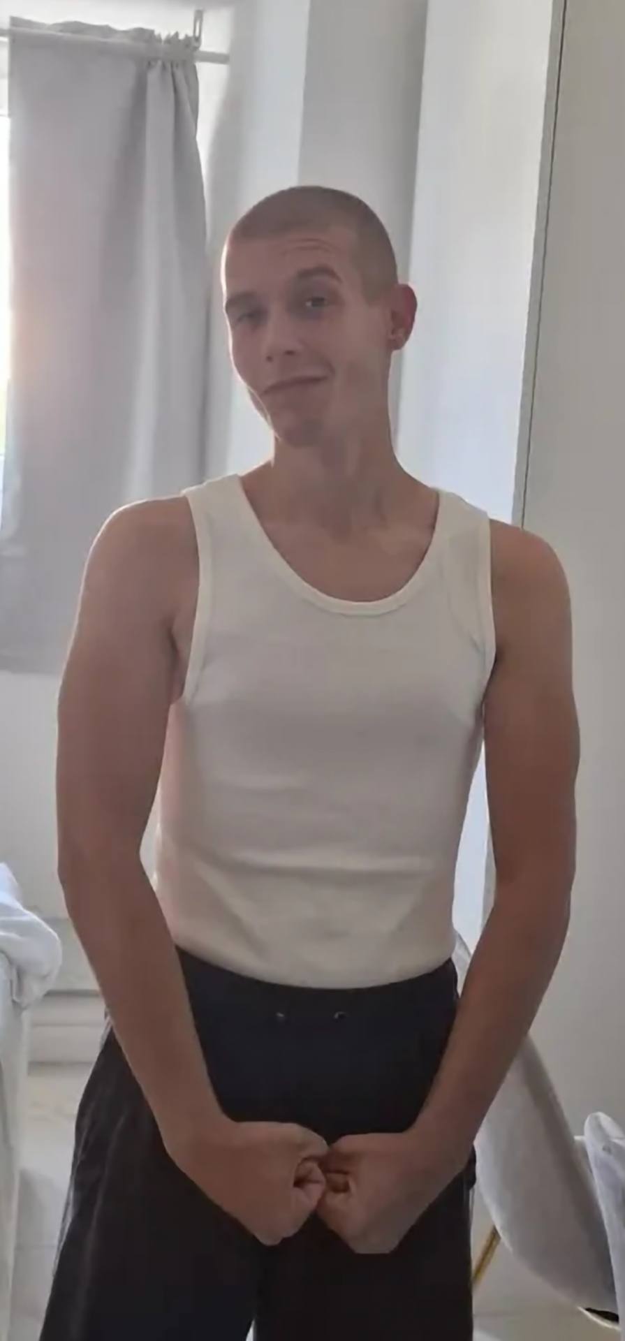 Sono un ragazzo di 22 anni in cerca di nonna che sappia come far divertire un ragazzo a prime armi.. no a pagamento solo perchi si vuole divertire..